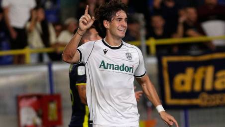 Cristian Shpendi celebra il gol segnato al 30’ di Juve Stabia-Cesena: per il centravanti bianconero è il sesto in 5 giornate di campionato (Rega)