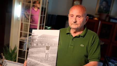 Ferruccio Severi con la sua foto da calciatore del Cesena negli Anni 50 (foto Zanotti)