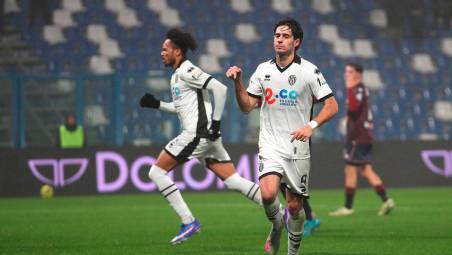 Cristian Shpendi esulta dopo aver realizzato su calcio di rigore la retedel momentaneo 1-1 in casa della Reggiana foto luigi rega