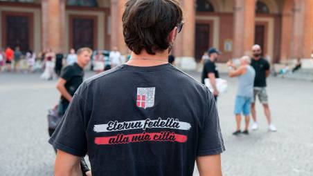 I tifosi biancorossi ieri pomeriggio in piazza Cavour per protestare contro la Building Company Italia (Morosetti)