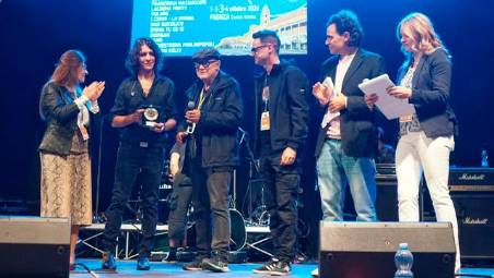 Motta premiato da Giordano Sangiorgi