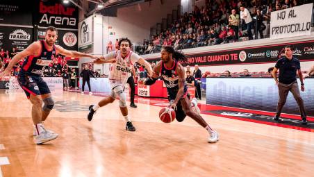 Demonte Harper e Giulio Gazzotti nella partita di andata persa alla Baltur Arena di Cento