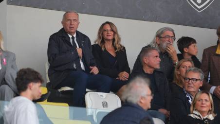 Sandro Mencucci in tribuna con la compagna Deborah Cheverino
