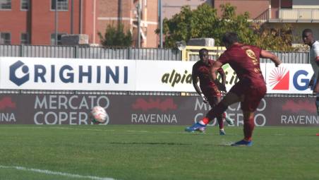 Simone Rabbi realizza su rigore il gol del definitivo 2-0 (foto Massimo Fiorentini)