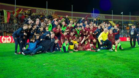 I festeggiamenti del Ravenna dopo la vittoria sull’Ascoli (foto Massimo Fiorentini)