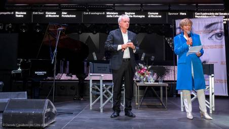 Premio Riccione per il Teatro 2025: tre giorni di emozione, drammaturgia e impegno civile sotto la piramide del Cocoricò
