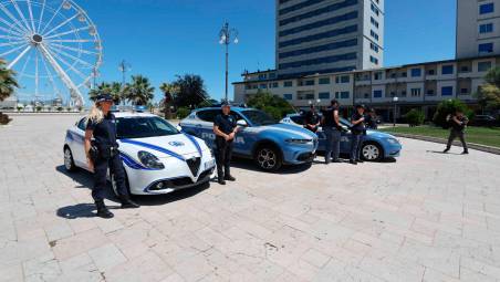 Cesenatico, sorpresi con la droga nella pineta di Zadina: due denunce a piede libero