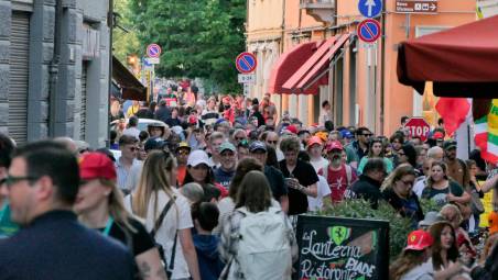 L’afflusso dei tifosi per il Gran premio 2024 nelle vie del centro, stimato in crescita per quest’anno (foto Mmph)