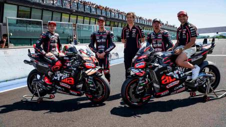 Max Biaggi assieme agli attuali piloti Aprilia e Massimo Rivola sulla pista dell’autodromo di Misano Adriatico