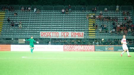 Uno striscione dei tifosi apparso sugli spalti