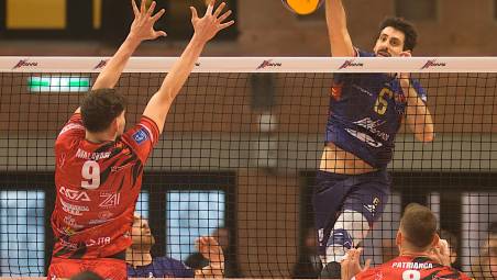 Andrea Canella schiaccia nella sfida contro Sorrento foto MASSIMO FIORENTINI