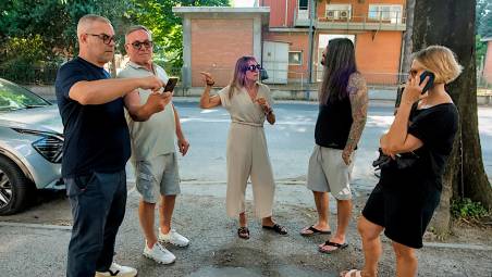Ravenna, la protesta: “Ostaggi della puzza di fogna in strada”