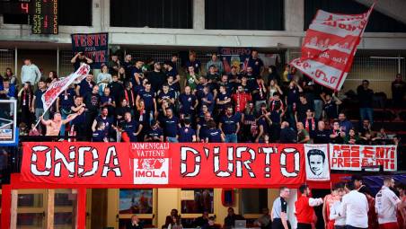 Basket B: l’Andrea Costa vince 82-70 il derby con la Virtus, vola ai play-off e sfida la Pielle Livorno