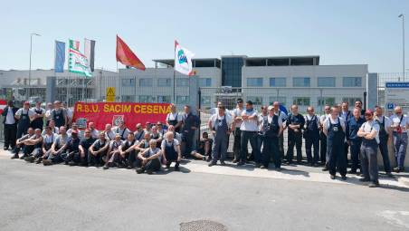 I lavoratori e le lavoratrici della Sacim oggi si sono riuniti in assemblea sindacale (archivio)