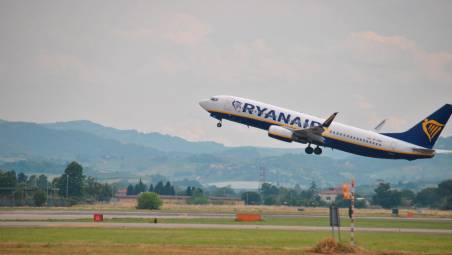 Il decollo da Forlì di un volo Ryanair