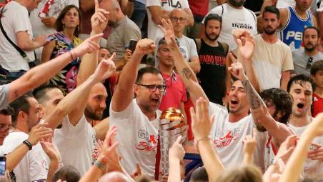 L’esultanza di Mattia Ferrari per la promozione biancorossa del 2022