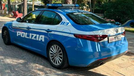 Ravenna, ruba al negozio di generi alimentari e aggredisce i poliziotti: 26enne arrestato