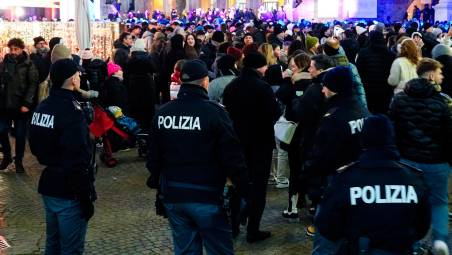 La polizia in piazza a Rimini la notte di Capodanno (Foto Morosetti)