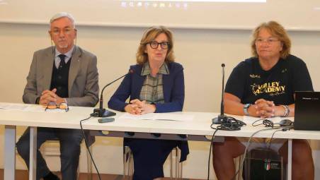 La conferenza stampa di presentazione: da sinistra il presidente regionale del Coni Andrea Dondi, la presidente della Fondazione Cassa di Risparmio di Ravenna Mirella Falconi Mazzotti e l’ex stella del volley Manuela Benelli
