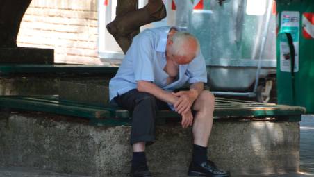 Con le temperature alte gli anziani trovano sollievo nei parchi e nei centri sociali