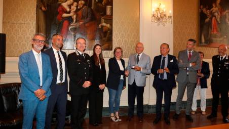 Il presidente della Cassa Antonio Patuelli, il direttore generale Nicola Sbrizzi ed il Colonnello Andrea Lachi premiano Vera Vincenzi e Virginia Gasperini per la truffa sventata all’Agenzia 12 della Cassa di Ravenna in via Galilei 37