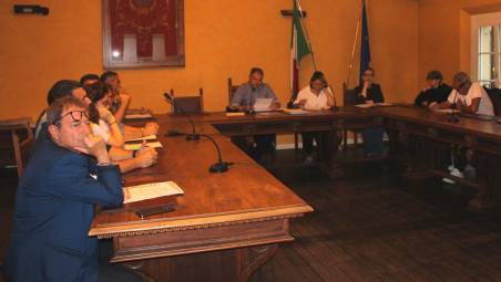 Primo consiglio con Lucio (primo a sinistra) tra i banchi dell’opposizione