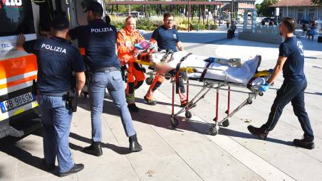 Rimini, paura in stazione: urta il treno in arrivo e rimbalza sulla banchina, è gravissimo FOTOGALLERY