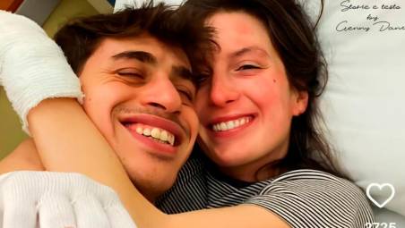 Eleonora con il fidanzato poco prima delle dimissioni dall’ospedale