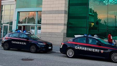Cesena, tenta di rubare alcolici al supermercato e aggredisce i carabinieri
