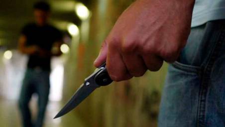 Rimini. Maltratta la moglie e minaccia il figlio con un taglierino: “Non difenderla, ti rovino la vita”