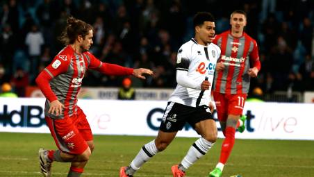 Michele Castagnetti all’inseguimento di Elayis Tavsan in Cesena-Cremonese 0-1 della passata stagione (foto Gianmaria Zanotti)