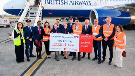 La cerimonia del maggio scorso in occasione dell’atterraggio del volo inaugurale di British Airways tra lo scalo di Heathrow e Rimini