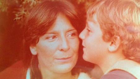 Una vecchia foto di Andrea Gaudenzi con la madre