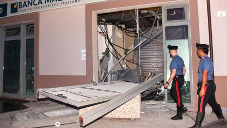 I danni provocati dai banditi e le forze dell’ordine sul posto (foto e video Manuel Migliorini)