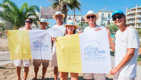 Papa Leone a Rimini: in spiaggia spuntano le bandiere di benvenuto