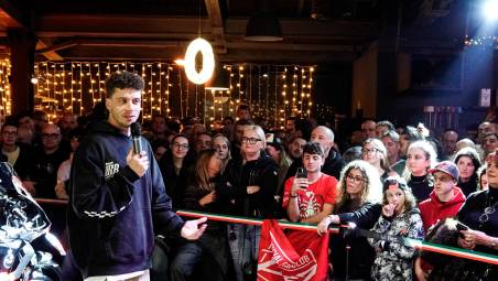 Marco Bezzecchi in mezzo ai suoi tifosi al Rockisland (foto Tommaso Morosetti)