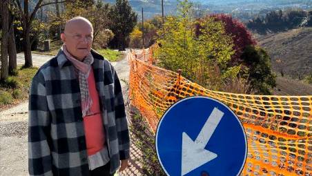 L’avvocato Giuliano Cardellini nel punto della frana in via Stornite