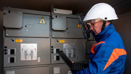 Un tecnico di Enel al lavoro