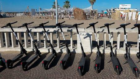 Monopattini sul lungomare di Rimini