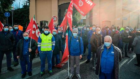 Una precedente mobilitazione a Rimini per le Officine Manutenzione Ciclica Locomotori di Trenitalia