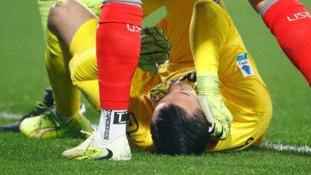 Il portiere della Cremonese stordito dal petardo (Foto La Provincia di Cremona)