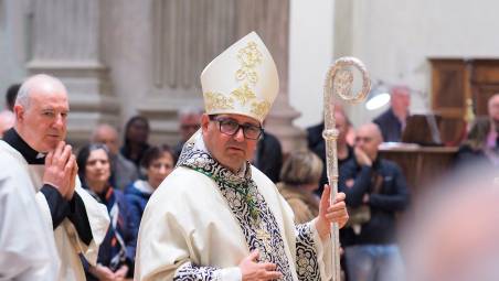 Il vescovo di Rimini difende il Papa contro Trump: “Un punto di riferimento per chi vuole la pace”