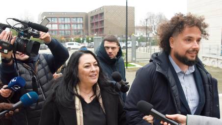 Manuela Bianchi all’ingresso ieri in Procura con il criminalista Davide Barzan (foto Manuel Migliorini)