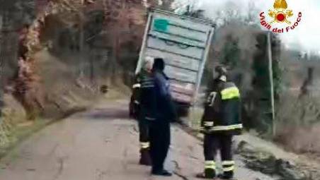 Cesena, due camion pieni di tacchini rischiano di ribaltarsi: arrivano i Vigili del Fuoco con la gru