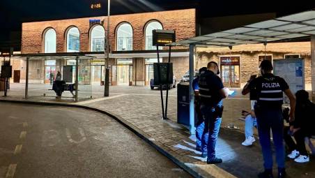 Ravenna, ha il daspo per reati commessi alla stazione e ci torna nonostante il divieto: scatta una nuova denuncia