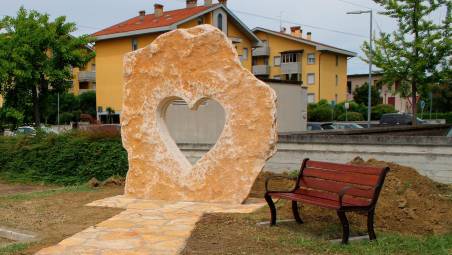 Il monumento al donatore a forma di cuore