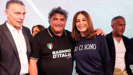 La ministra Daniela Santanché con Gabriele Pagliarani del Bagno 26 di Rimini