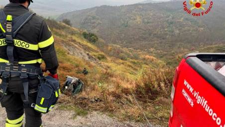 L’auto finita nella scarpata