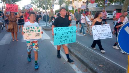 Cervia in strada a un mese dall’omicidio: «Giustizia per Nick»