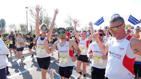 Rimini Marathon, in 10mila di corsa fra mare e centro storico: agonismo e goliardia GALLERY